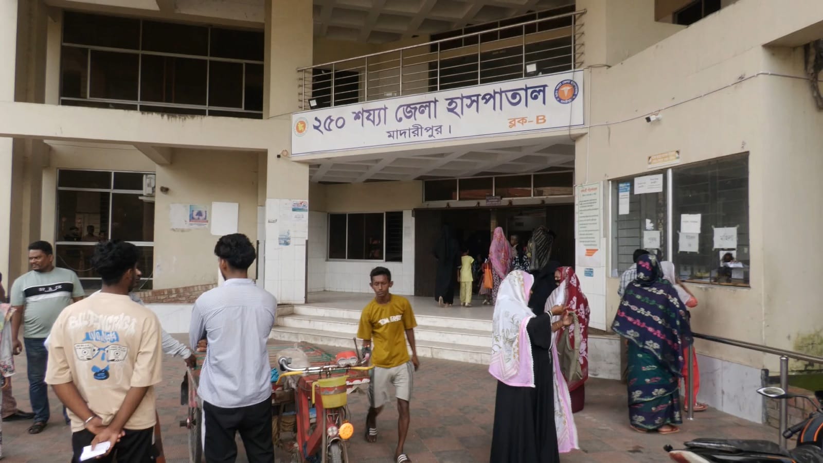 মাদারীপুরে ইটভাঙ্গা মেশিনের নিচে চাপা পড়ে শিশুর মৃত্যু